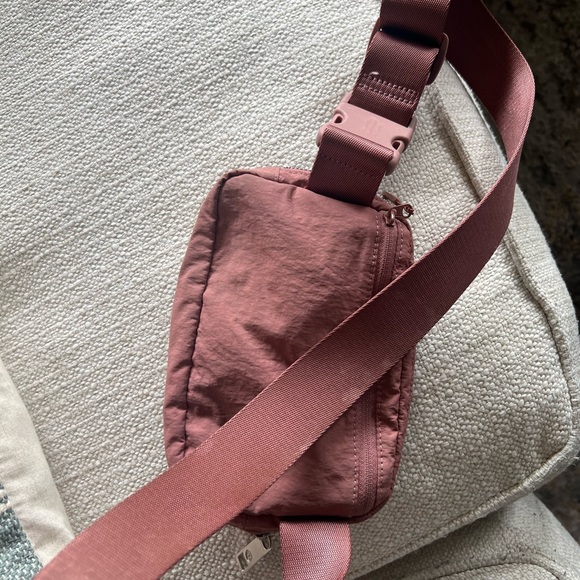 Host pick π Lululemon OG Spiced Chai Belt Bag - Picture 5 of 5